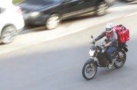 CI vota projeto que dispensa registro no Detran para uso de moto em entregas