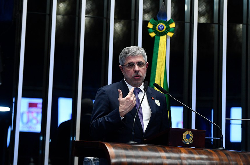 Em discurso, à tribuna, presidente nacional do Instituto dos Advogados Brasileiros (IAB), Sydney Limeira Sanches.