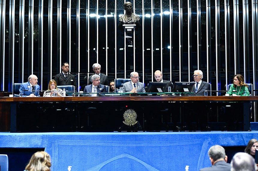 Mesa:
orador oficial do Instituto dos Advogados Brasileiros (IAB), Sérgio Tostes;
terceira vice-presidente do Instituto dos Advogados Brasileiros (IAB), Ana Amélia Menna Barreto de Castro Ferreira; 
spresidente desta sessão; senador Izalci Lucas (PSDB-DF); secretário desta sessão; diretor do Instituto dos Advogados Brasileiros (IAB) e deputado constituinte
presidente nacional do Instituto dos Advogados Brasileiros (IAB), Sydney Limeira Sanches;
presidente desta sessão, senador Izalci Lucas (PSDB-DF);
secretário desta sessão;
diretor do Instituto dos Advogados Brasileiros (IAB) e deputado constituinte, Miro Teixeira; 
diretora Cultural do Instituto dos Advogados Brasileiros (IAB), Leila Pose.