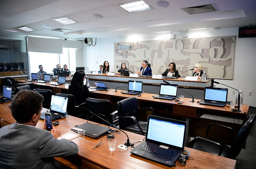 Mesa: 
psicóloga Mariana Pinto;
representante do Conselho Federal de Psicologia (CFP), Izabel Augusta Hazin Pires;
presidente eventual da CAS, senador Eduardo Girão (Novo-CE), em pronunciamento;
neuropsicopedagoga especialista no atendimento de crianças e adolescentes com TDAH, Thicciana Maria Damasceno Firminiano;
advogada especialista em direito da pessoa com deficiência, Isaura Sarto.