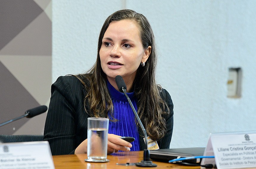 Em pronunciamento, à bancada, especialista em Políticas Públicas e Gestão Governamental - Diretoria de Estudos e Políticas Sociais do Instituto de Pesquisa Econômica Aplicada (Disoc/Ipea), Liliane Cristina Gonçalves Bernardes.