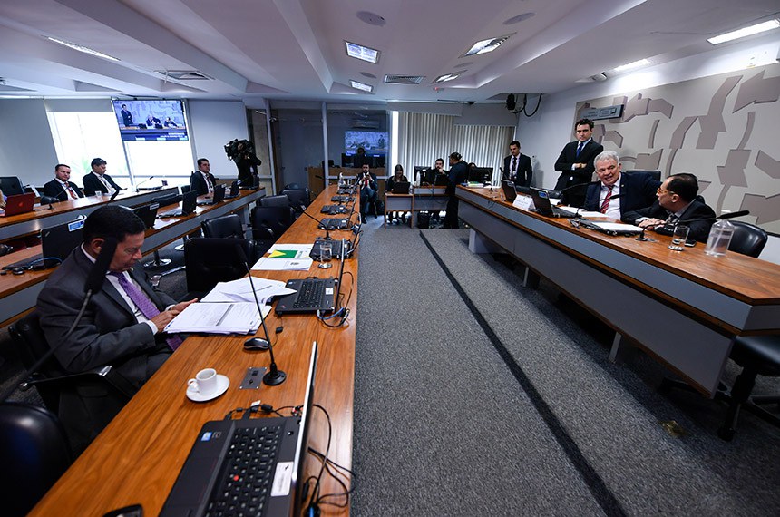 À bancada, senador Hamilton Mourão (Republicanos-RS).