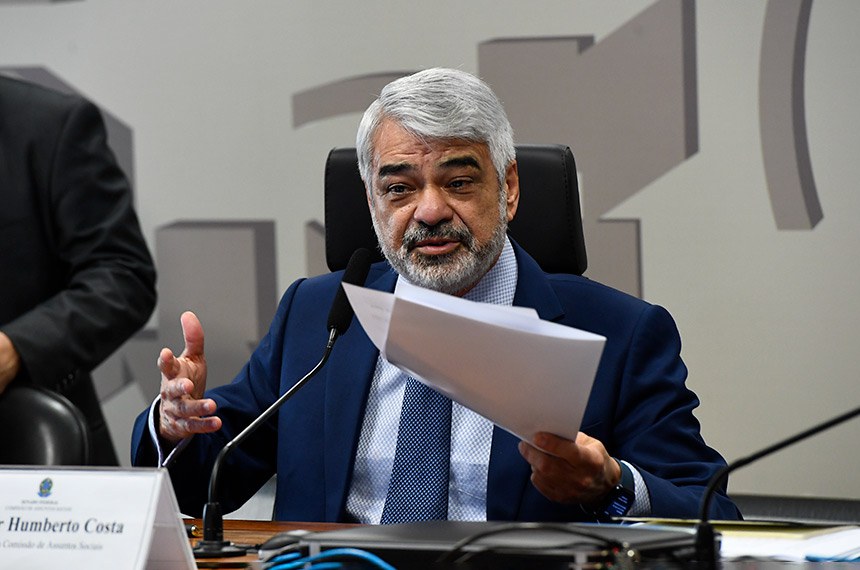 Mesa: 
presidente da CAS, senador Humberto Costa (PT-PE), em pronunciamento.