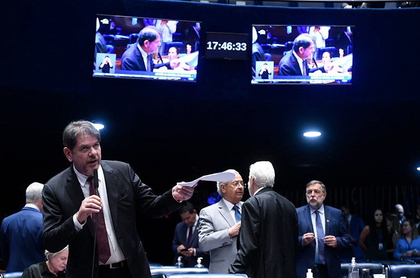 Em pronunciamento, à bancada, senador Cid Gomes (PDT-CE).