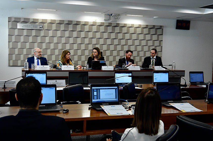 Mesa: 
diretor-executivo de Gestão do Senado Federal, Marcio Tancredi; 
diretora-geral do Senado Federal, Ilana Trombka; 
presidente da CMA, senadora Leila Barros (PDT-DF); 
diretor de Gestão de Serviços Operacionais do Tribunal de Contas da União (TCU), Teonio Wellington Martins; 
chefe do Serviço de Sustentabilidade da Câmara dos Deputados (EcoCâmara), Luiz Vicente da Costa Braga.