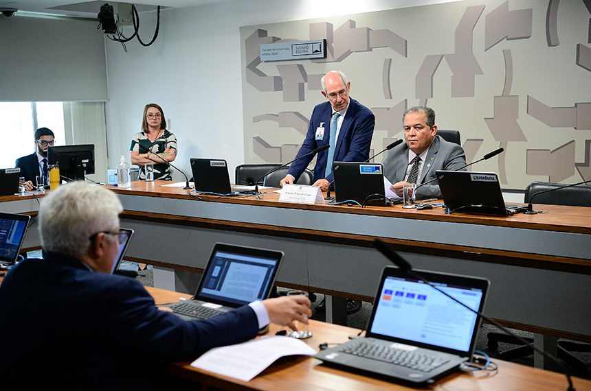 À bancada, em pronunciamento, senador Astronauta Marcos Pontes (PL-SP).