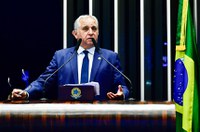 Izalci questiona proposta de incentivo à permanência de alunos no ensino médio