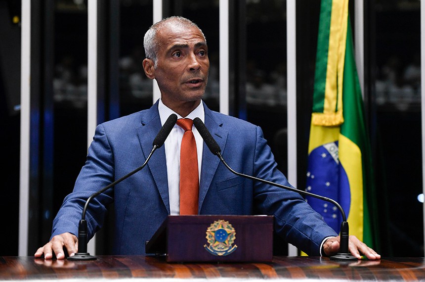À tribuna, em discurso, senador Romário (PL-RJ). 