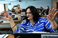 CDH aprova inclusão de penalidades em placas de vagas reservadas a idosos e PcD