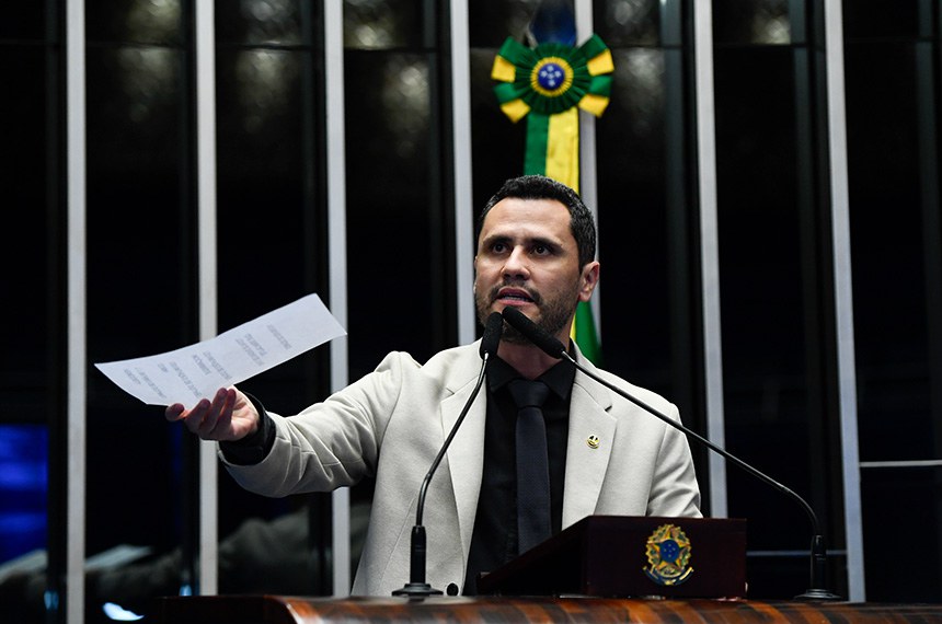 À tribuna, em discurso, senador Cleitinho (Republicanos-MG). 