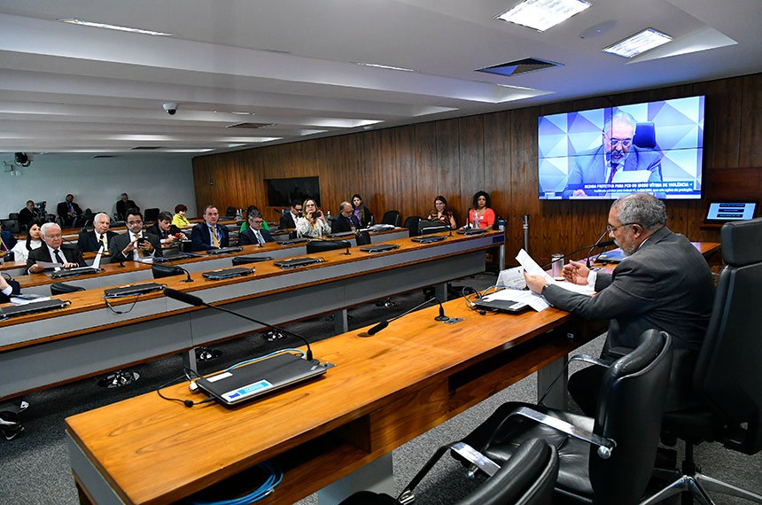 À mesa, presidente da CDH, senador Paulo Paim (PT-RS), conduz audiência.