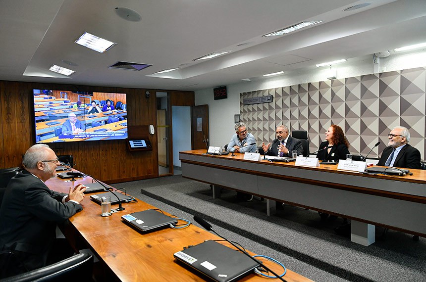 Em pronunciamento, à bancada, economista Wagner Pinheiro.