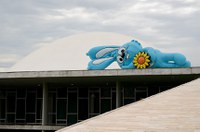 Coelho gigante na cobertura do Senado marca Semana da Pessoa com Deficiência