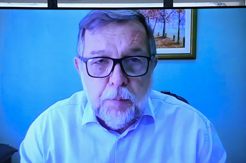 Presidente da CE, senador Flávio Arns (PSB-PR), conduz audiênica remotamente.