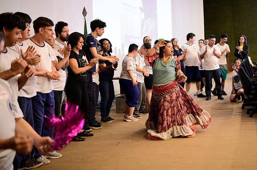 Apresentação dos alunos da Associação de Mães, Pais, Amigos e Reabilitadores de Excepcionais (Ampare).