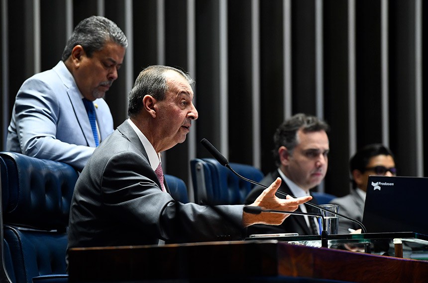 Mesa: 
senador Dr. Hiran (PP-RR) - de pé; 
senador Omar Aziz (PSD-AM) - em pronunciamento; 
presidente do Senado Federal, senador Rodrigo Pacheco (PSD-MG); 
secretário-geral da Mesa do Senado Federal, Gustavo A. Sabóia Vieira.