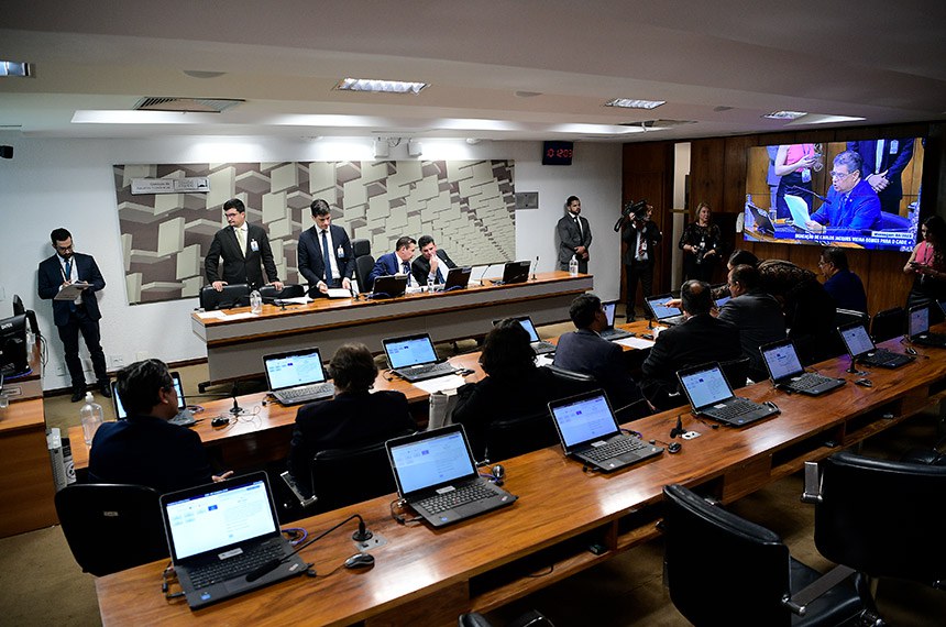 À bancada, em pronunciamento, senador Nelsinho Trad (PSD-MS).