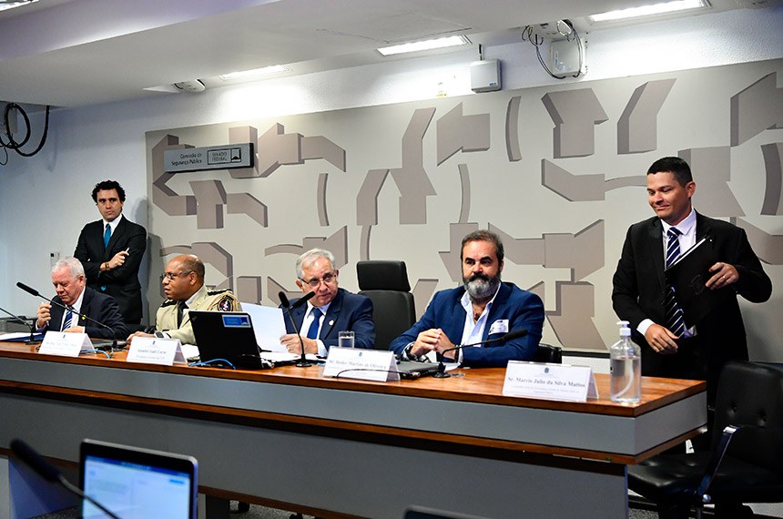 Mesa: 
diretor de Assuntos Legislativos da Federação Nacional dos Oficiais Militares Estaduais (Feneme), Elias Miler da Silva; 
secretário executivo do Conselho Nacional de Comandantes-Gerais (CNCG) da Polícia Militar, José Luís Santos Silva; 
presidente eventual da CSP, senador Izalci Lucas (PSDB-DF); 
presidente da Associação dos Praças Policiais e Bombeiros Militares de Minas Gerais (Aspra PM/BM), Heder Martins de Oliveira; 
coordenador-geral de Governança e Gestão do Sistema Único de Segurança Pública, Marcio Julio da Silva Mattos.