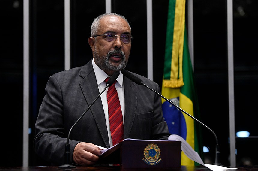 À tribuna, em discurso, senador Paulo Paim (PT-RS). 