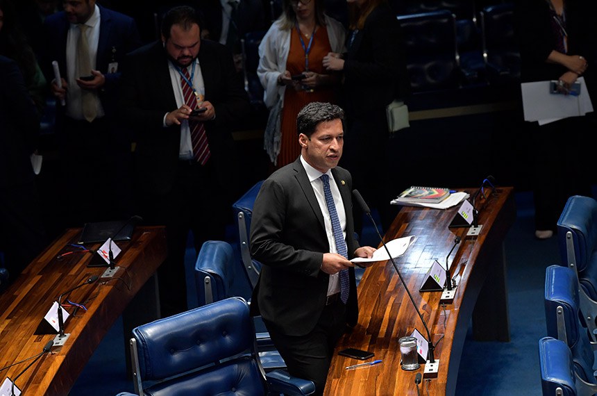 Em pronunciamento, à bancada, senador Rodrigo Cunha (Podemos-AL).