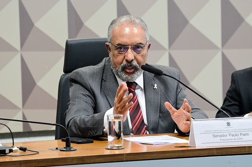 À mesa, presidente da CDH, senador Paulo Paim (PT-RS), conduz reunião.