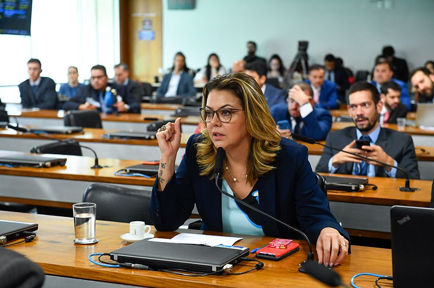 Em pronunciamento, à bancada, senadora Leila Barros (PDT-DF).