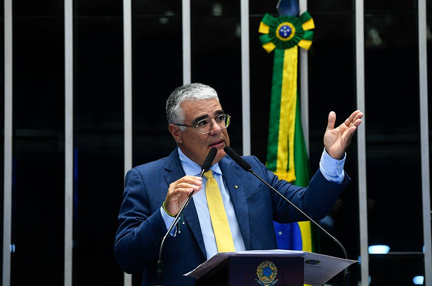 À tribuna, em discurso, senador Eduardo Girão (Novo-CE). 