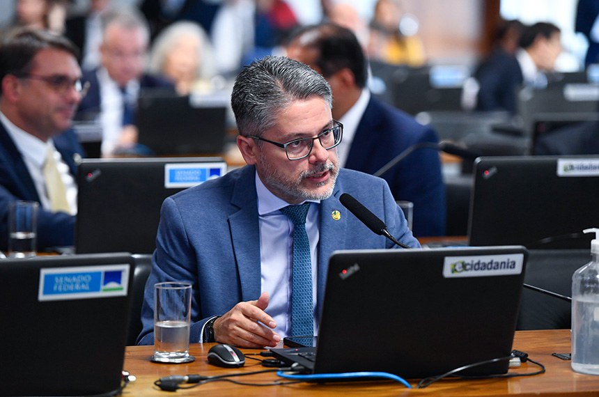 Em pronunciamento, à bancada, senador Alessandro Vieira (MDB-SE).