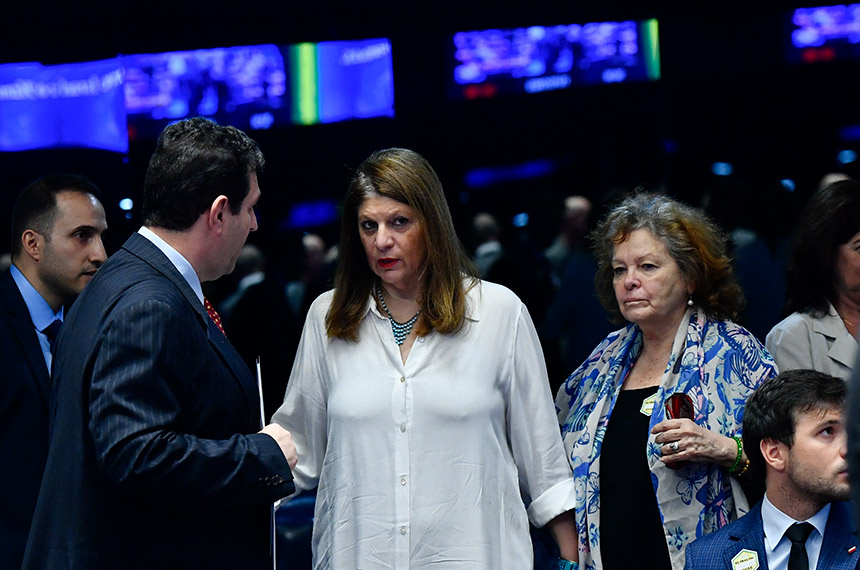 Diretora-geral do Senado, Ilana Trombka (C) participou da sessão - Foto: Geraldo Magela/Agência Senado