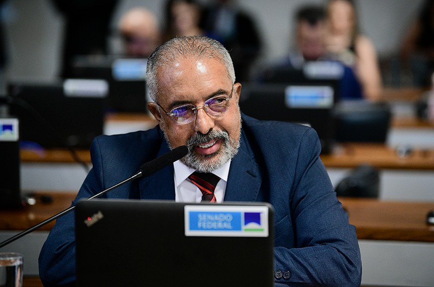 À bancada, em pronunciamento, senador Paulo Paim (PT-RS).