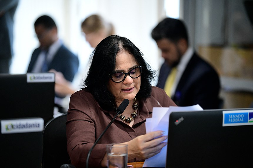 Em pronunciamento, à bancada, senadora Damares Alves (Republicanos-DF).