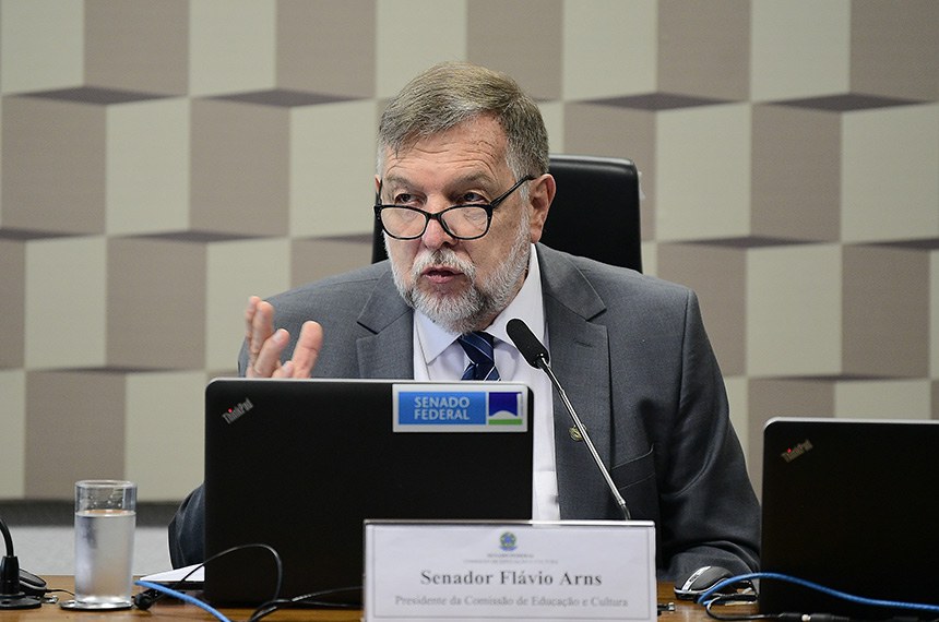 Presidente da CE, senador Flávio Arns (PSB-PR) conduz reunião.