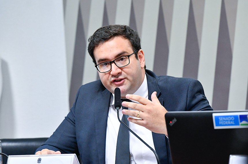 Em pronunciamento, à mesa, indicado para exercer o cargo de diretor da Agência Nacional de Mineração (ANM), Caio Mário Trivellato Seabra Filho (MSF 85/2023).