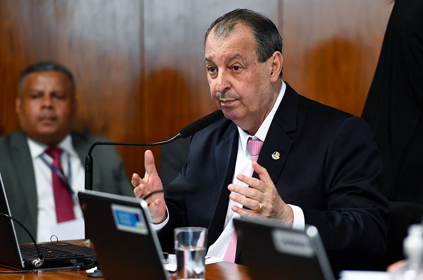 Em pronunciamento, à bancada, senador Omar Aziz (PSD-AM).