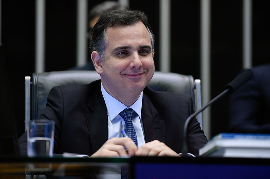 À mesa, presidente do Senado Federal, senador Rodrigo Pacheco (PSD-MG), conduz sessão.