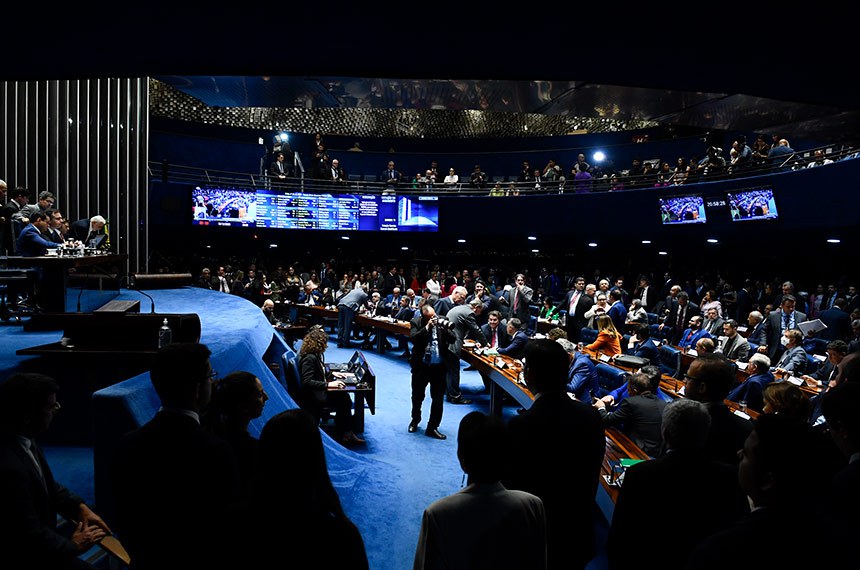 Parlamentares acompanham a sessão.