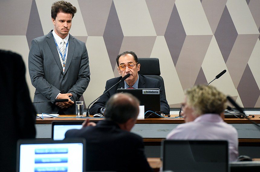 Presidente da CMMPV 1.187/2023, senador Jorge Kajuru (PSB-GO) à mesa.