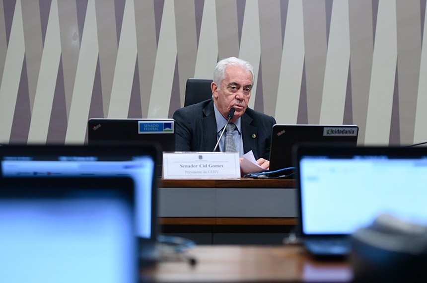 À mesa, relator da CEHV, senador Otto Alencar (PSD-BA).