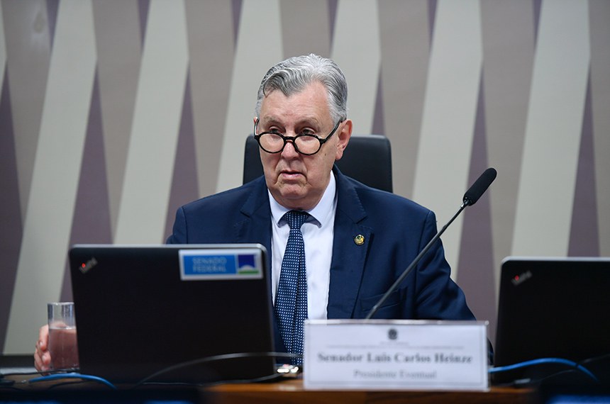 À mesa, presidente eventual da CEHV, senador Luis Carlos Heinze (PP-RS).