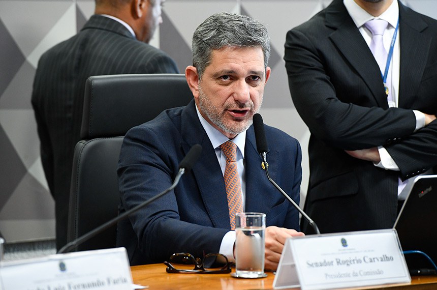 Presidente da CMMPV 1.185/2023, senador Rogério Carvalho (PT-SE) conduz sessão.