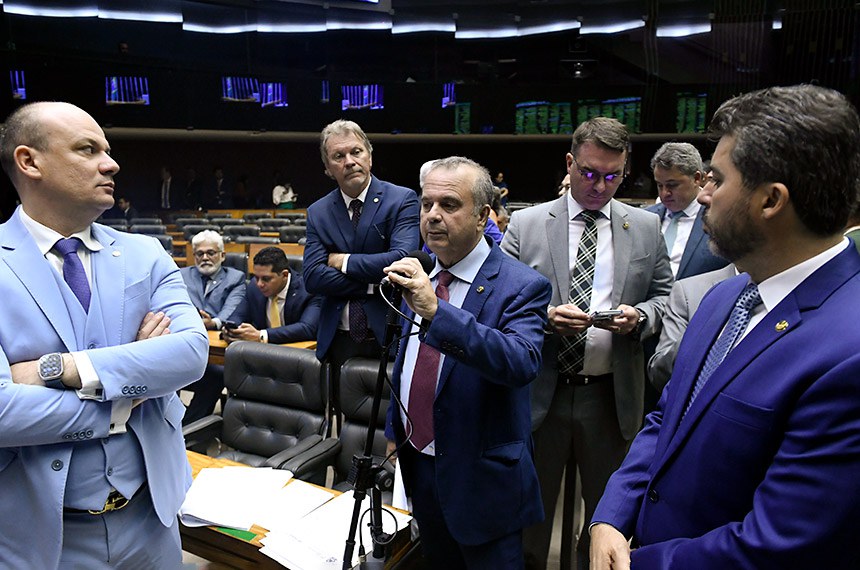Parlamentares reunidos: 
deputado Cabo Gilberto Silva (PL-PB);
senador Flávio Bolsonaro (PL-RJ); 
senador Rogerio Marinho (PL-RN), em pronunciamento; 
senador Marcos Rogério (PL-RO).