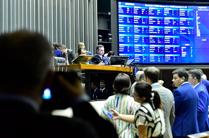 Parlamentares à bancada.