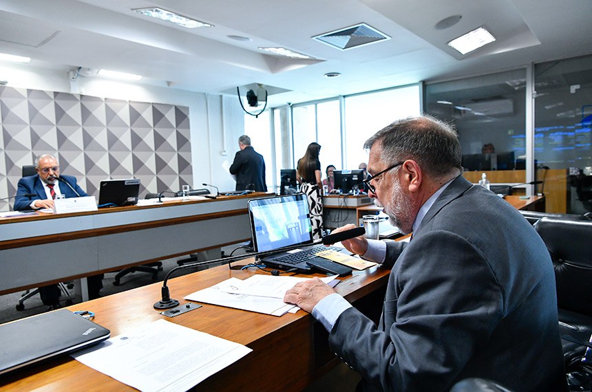 Em pronunciamento, à bancada, senador Flávio Arns (PSB-PR).