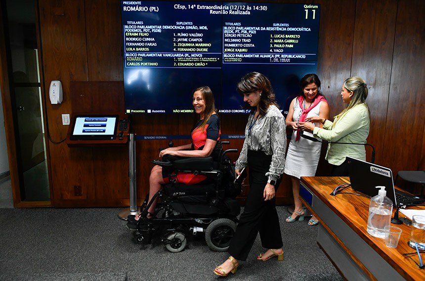 Senadora Mara Gabrilli (PSD-SP) retira-se da sala.