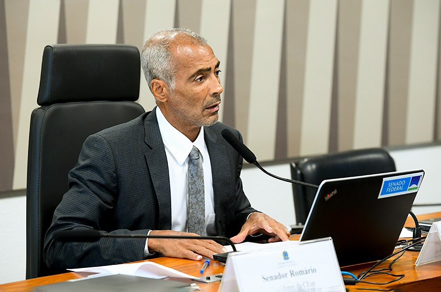 À mesa, presidente da CEsp, senador Romário (PL-RJ), conduz reunião.