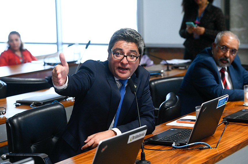 Em pronunciamento, à bancada, senador Carlos Portinho (PL-RJ).