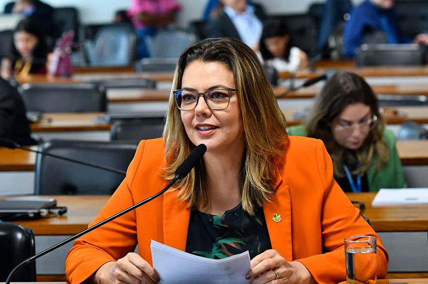 Em pronunciamento, à bancada, senadora Leila Barros (PDT-DF).