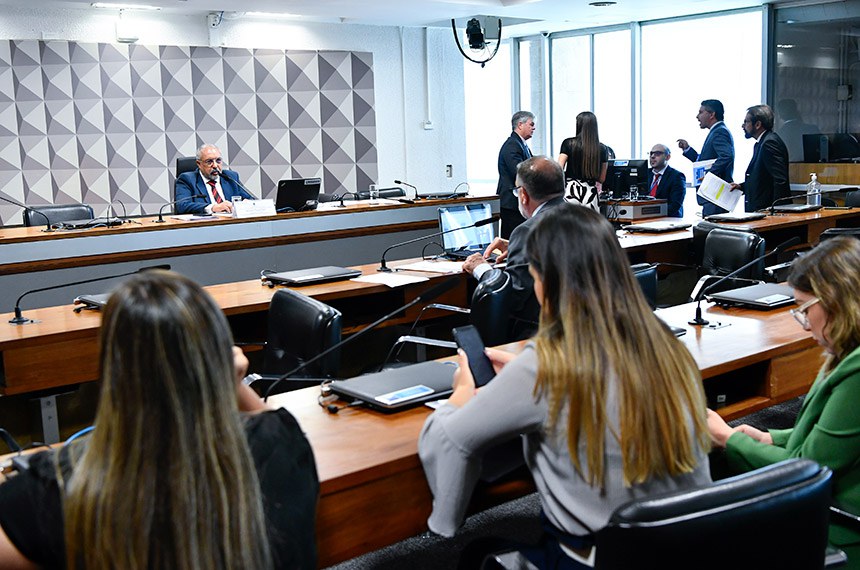 Em pronunciamento, à bancada, senador Flávio Arns (PSB-PR).