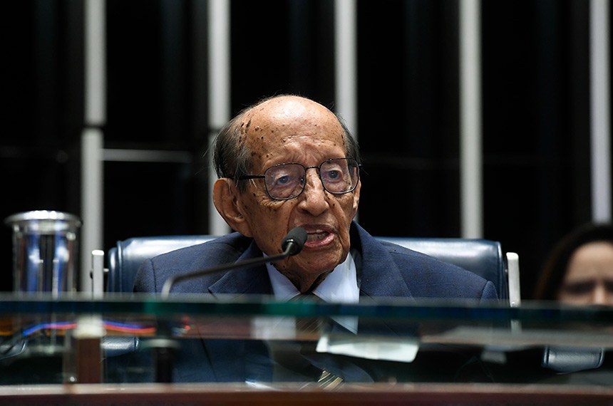 À mesa, em pronunciamento, pesquisador médico-veterinário, Milton Thiago de Mello.