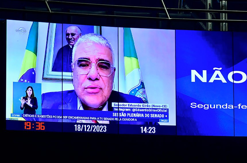 Painel exibe senador Eduardo Girão (Novo-CE) em pronunciamento via videoconferência. 